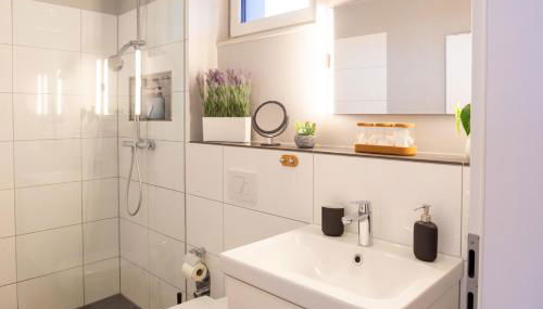 MiCasa OL - Modernes Penthouse - Stellplatz - Küche - WLAN - Dachterrasse - Photo 5, Shower