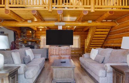 Pinetree Place by Avantstay Group Cabin w/ Hot Tub Minutes to the Lake - Photo 18