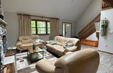 Pocono Hideout Family Home with Hot Tub Deck Sunroom Pool Big Bass Lake Larsen Lake Gouldsboro Clifton Township - Foto 43