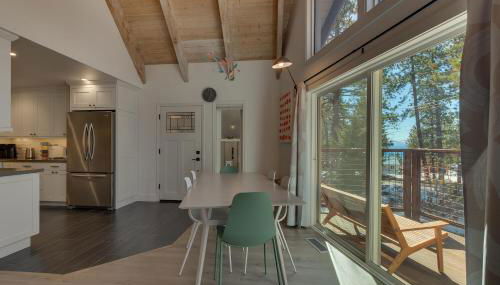 Moon Dune Chalet by Tahoe Getaways - Remodeled 3 BR Cabin plus Loft w Fenced Yard & Walk to Beach or Dining - Foto 3
