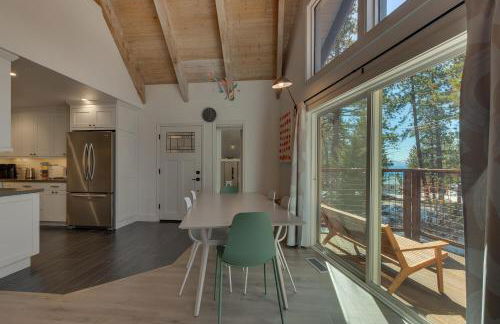 Moon Dune Chalet by Tahoe Getaways - Remodeled 3 BR Cabin plus Loft w Fenced Yard & Walk to Beach or Dining - Foto 3