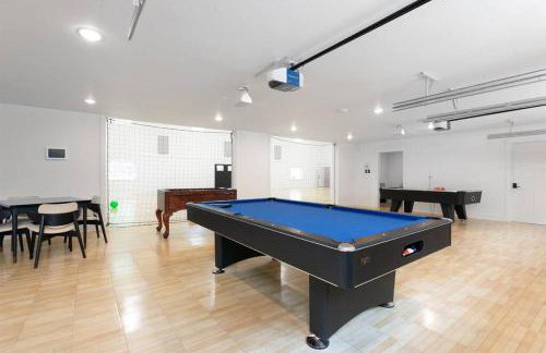 38-Acres of Luxury: 9BR, Indoor Pool, Gym, Near ND - Foto 43