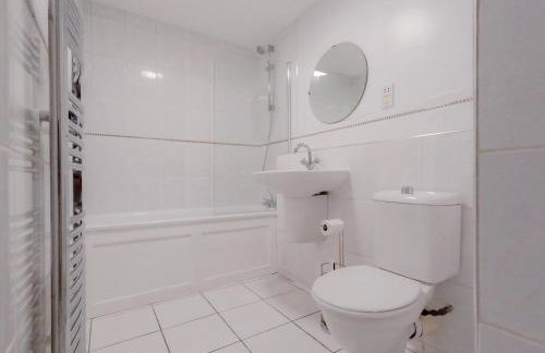 Stunning 3Bed 2bath family home with Garden - Photo 7