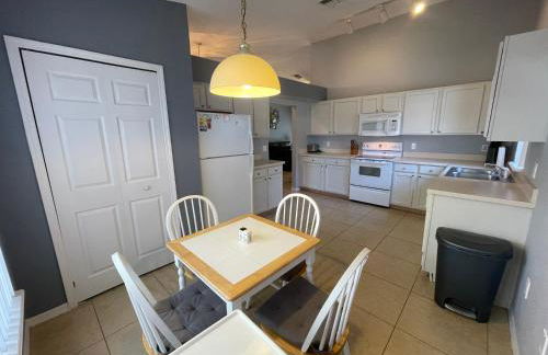 3 Bedroom Villa with Poolside Cinema and Games Room Close to theme Parks sleeps 6 - Photo 36