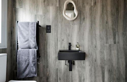 Luxury Shepherd hut with hot tub - Photo 18