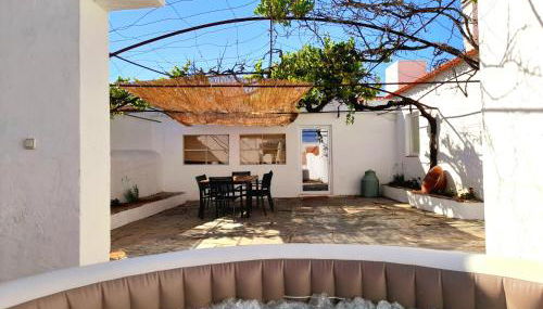 StoryHouse33 - Casa com histórias, pátio e jacuzzi - Foto 5