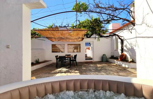 StoryHouse33 - Casa com histórias, pátio e jacuzzi - Foto 5