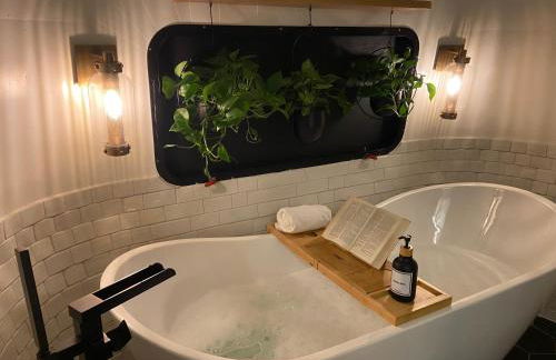 Airstream w Bathtub, River, & Hot Tub - Foto 11