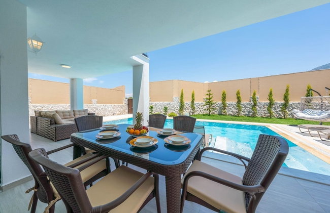 Luxury 4-bed Villa With Private Pool and Jacuzzi - Photo 44
