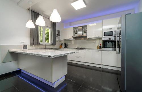 Villa Zara with 32 sqm heated Pool, Jacuzzi, Billiard, Tennis table, 8pax - Photo 19