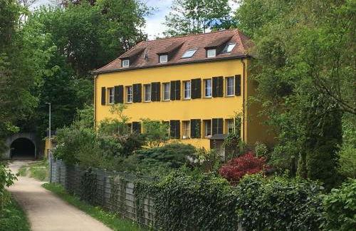 Zentrumsnahe Dachwohnung in grüner Oase - Foto 1