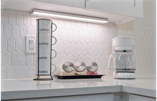 5BR3BA Minutes from the Action with Skyline Views - Foto 8