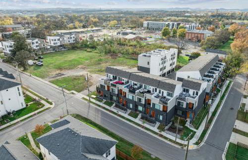 Private Home with Rooftop Game Room near Downtown - Foto 73