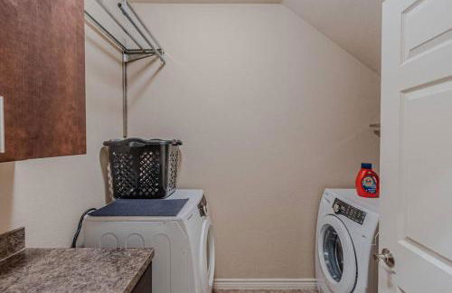 The Castle! by the Lake with Pool & Balcony West Plano - Foto 36