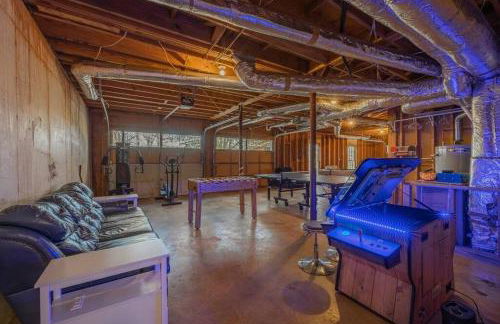 Large Luxury House, King Beds and More, Hot Tub, Theater, Fireplace, Game Room, Ping-pong, Pool Table, Air Hockey, Arcade, River, Big Kitchen, Nice Porch, Quiet, Good for Families and Large Groups, Near UGA Golf Course, Close to UGA & Stanford Stadium - Photo 59