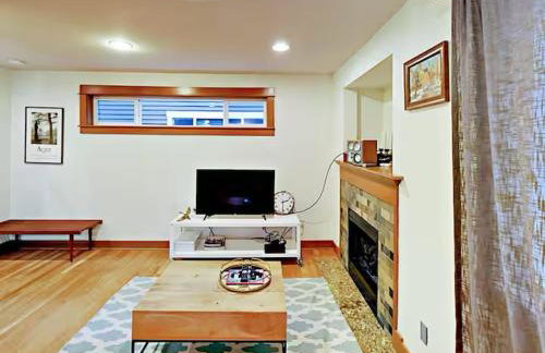 Fremont & Woodland Park Zoo Cozy Living - Photo 1