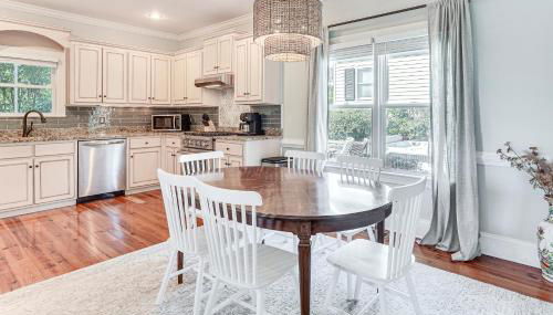 Summerville Historic Bungalow with Hot Tub - Foto 2