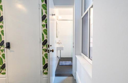E10-2 Designer East Village Townhouse 1BR W D - Foto 29