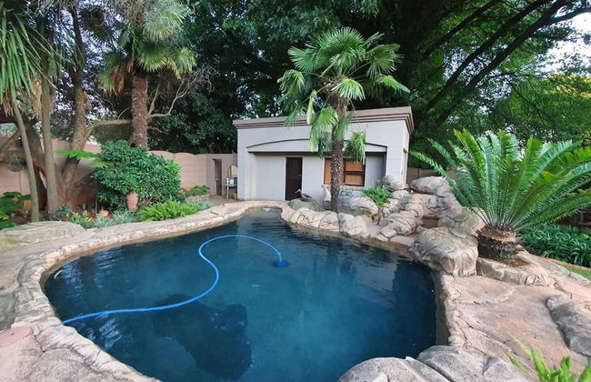 Or Tambo Airport Holiday Home - Photo 35