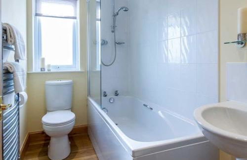 Spacious holiday home with stunning sea views - Photo 16