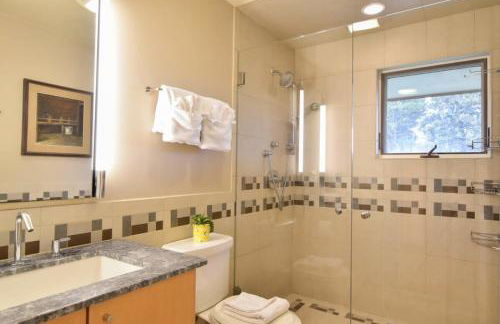 Beautiful backyard pool deeded beach rights - Foto 26