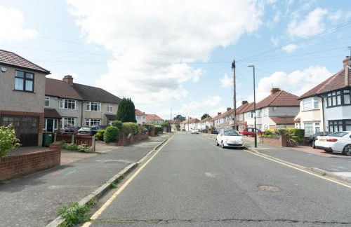 Spacious 4 Bed House Free Parking Near Station - Pass the Keys - Foto 36