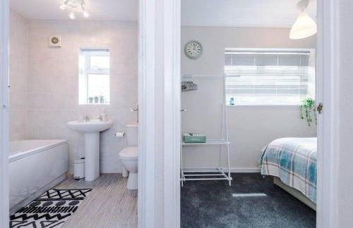 Cheerful 3 bedroom home with parking near Chester - Photo 35