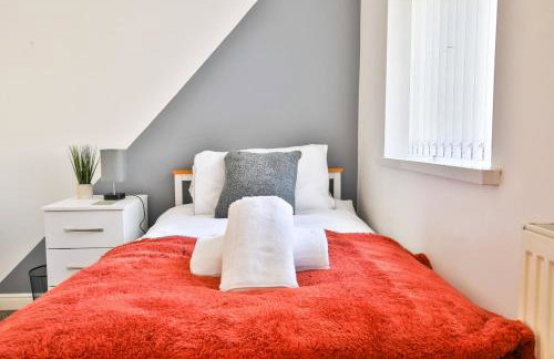 3-Bed Contractor Ready Stay Near City & M4 Access with Parking & Wi-Fi - Foto 9