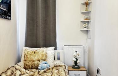 4BR Heathrow Base Free Parking Fast Wi-Fi - Foto 6