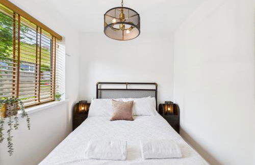 5-Bed Retreat with Hot Tub, Garden & Relaxing Views - Foto 33