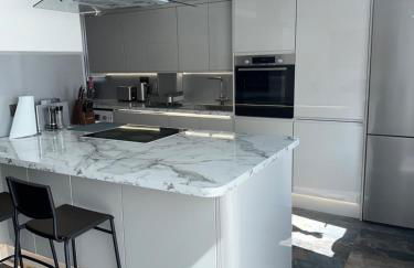 Modern four bedroom semi-detached house with off street parking 8 min drive to Wembley stadium, 5 miles to Central London - Foto 2