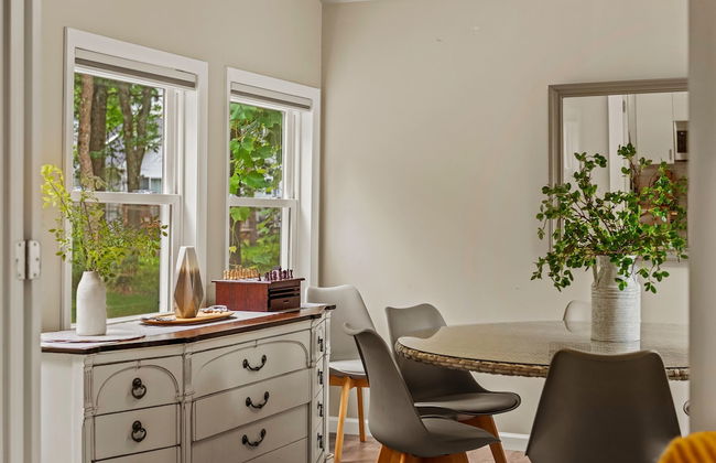 Inn the Poconos by Avantstay Private Lake Access Enclosed Hot Tub - Photo 16