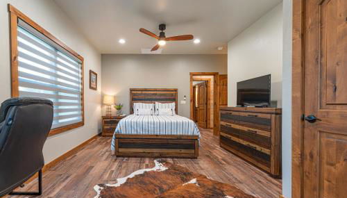 Stunning Eufaula Waterfront Home in Dixie Cove - Photo 3, wardrobe