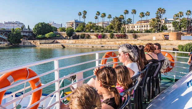 Sentados mientras disfrutamos del crucero por el Guadalquivir