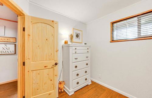 Forest Views and Fire Pit Cozy Pine Cabin - Foto 14