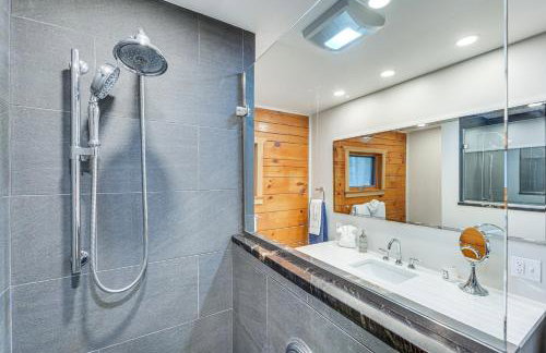 Modern Cabin in Lake Placid w/ Mountain Views! - Foto 12