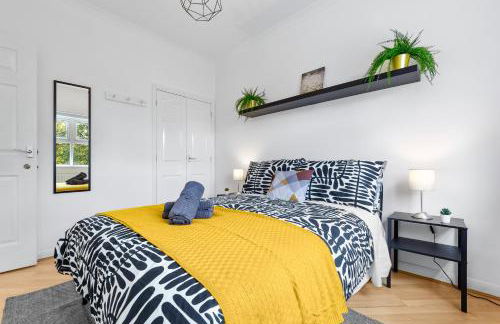 Cozylease 3 Bedroom Canary Wharf Family,Workcation, Fast WiFi, Workspace,1 stop to City - Photo 23