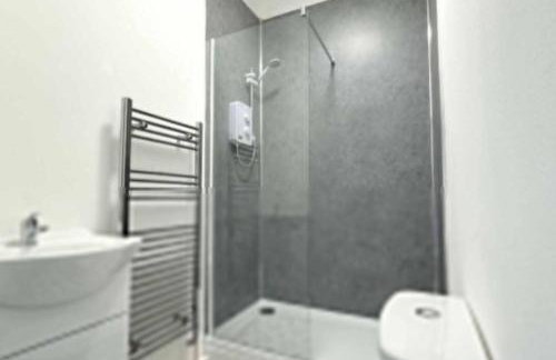 3-BR Home in Wigan | Free Wi-Fi | Comfortable Stay - Photo 4