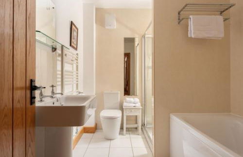 Threshing Barn at East Trenean Farm -Stunning Cornish Cottage sleeping 6 with hot tub, private garden, rural views and EV facilities - Foto 25