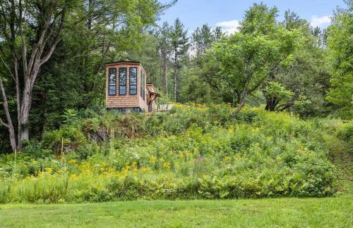 Haven Tiny House w hot tub on river near Stowe - Foto 17