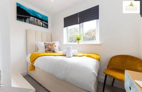 Contractors 3 Bed 2Bath House Free Off Street Parking for 2 Cars WiFi Stevenage Self Catering Sleeps 5 Guests By White Orchid Property Relocation - Foto 42