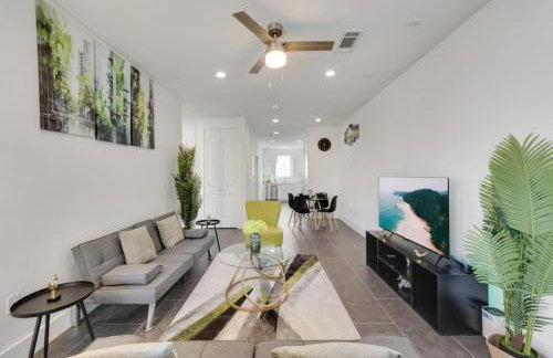 Urban 2BR I Parking I King Bed I Workspace - Foto 1