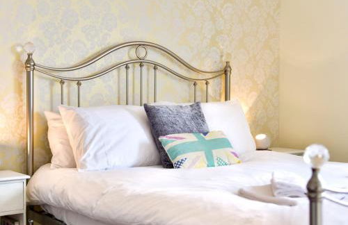 Spacious 4 Bedroom home with Parking Garden - Pass the Keys - Foto 15