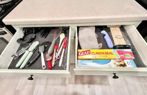 Main St New with AC Monthly stays Charming Cottage KING BED - Foto 29