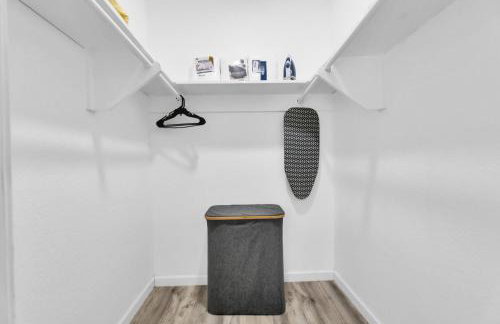 Cozy 2BR Escape close to Dining and Nightlife with WiFi - Foto 8