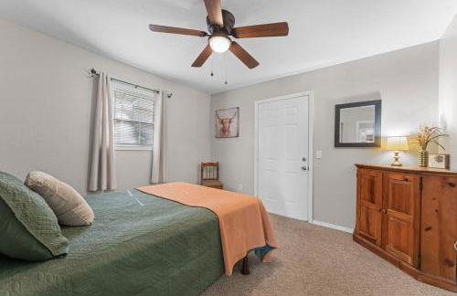 Lakefront Retreat with Deck Movie Room and Yard - Foto 39