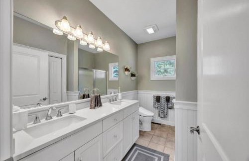 Stay 1 Block from Ocean at 7-Bed Retreat with Yard, Deck and Game Room, Host Up to 22 Across 16 Beds, Gas Fireplace, Gas Grill, Ample Parking, Walk to Menauhant Beach, Perfect for Family Getaway, 24 Hr Hospitality - Foto 45