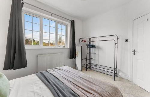 Perfect Booking 4 Bed Home in Cheltenham - Photo 9