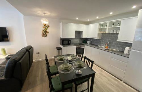 Modern 2 bedroom apartment, with car parking. - Foto 1