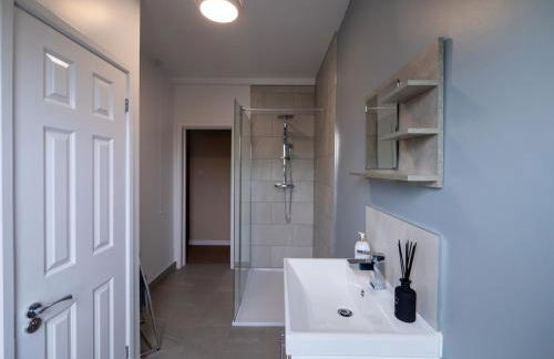 Whole Town House - Town centre! - Photo 9